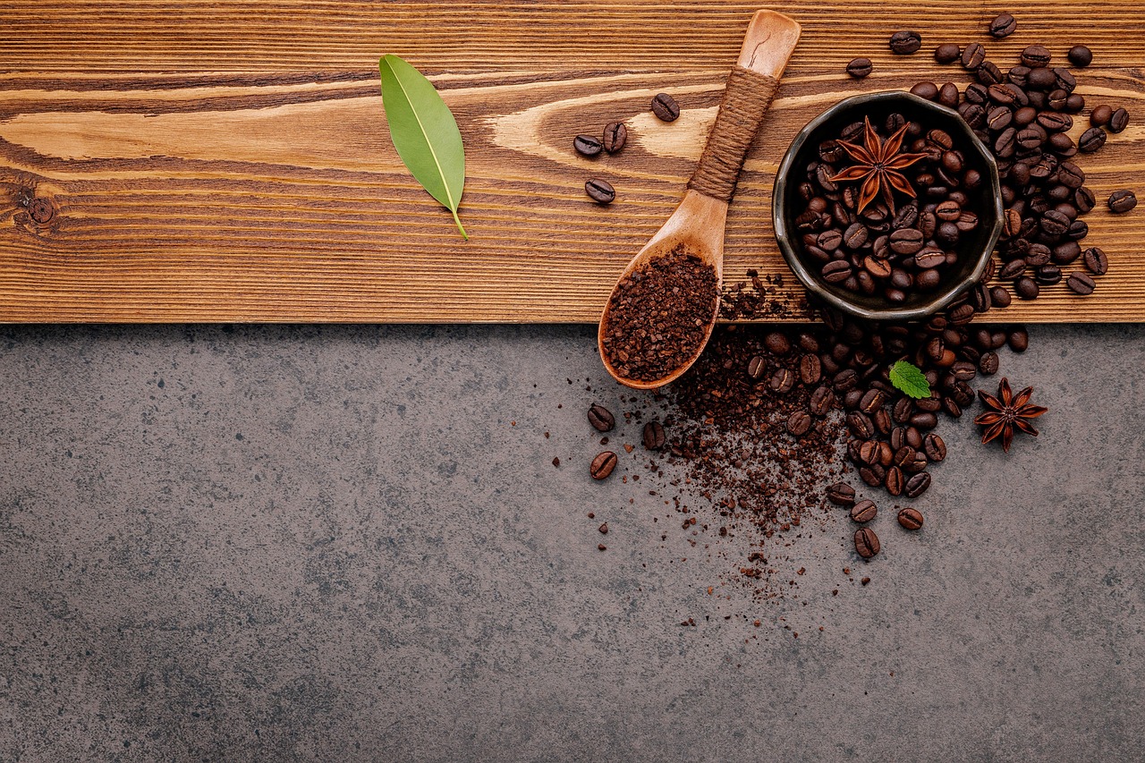 Biji kopi sangrai dan bubuk kopi gilingan halus untuk seduh kopi nusantara
