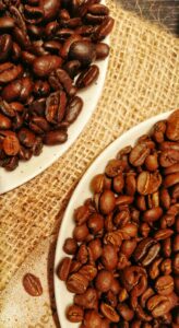 Kopi Tubruk Robusta vs Arabika: Mana yang Lebih Nikmat?