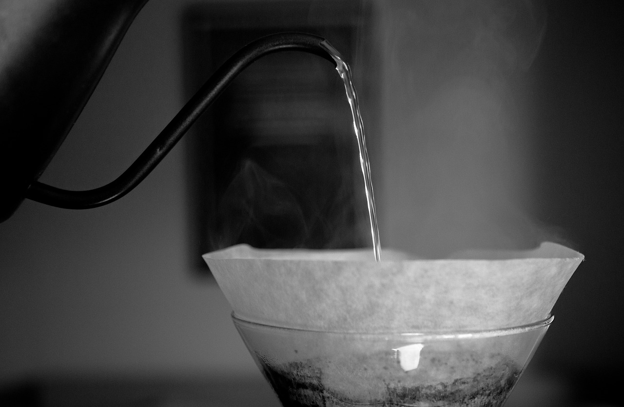 Menuangkan air panas dengan suhu presisi ke atas bubuk kopi nusantara