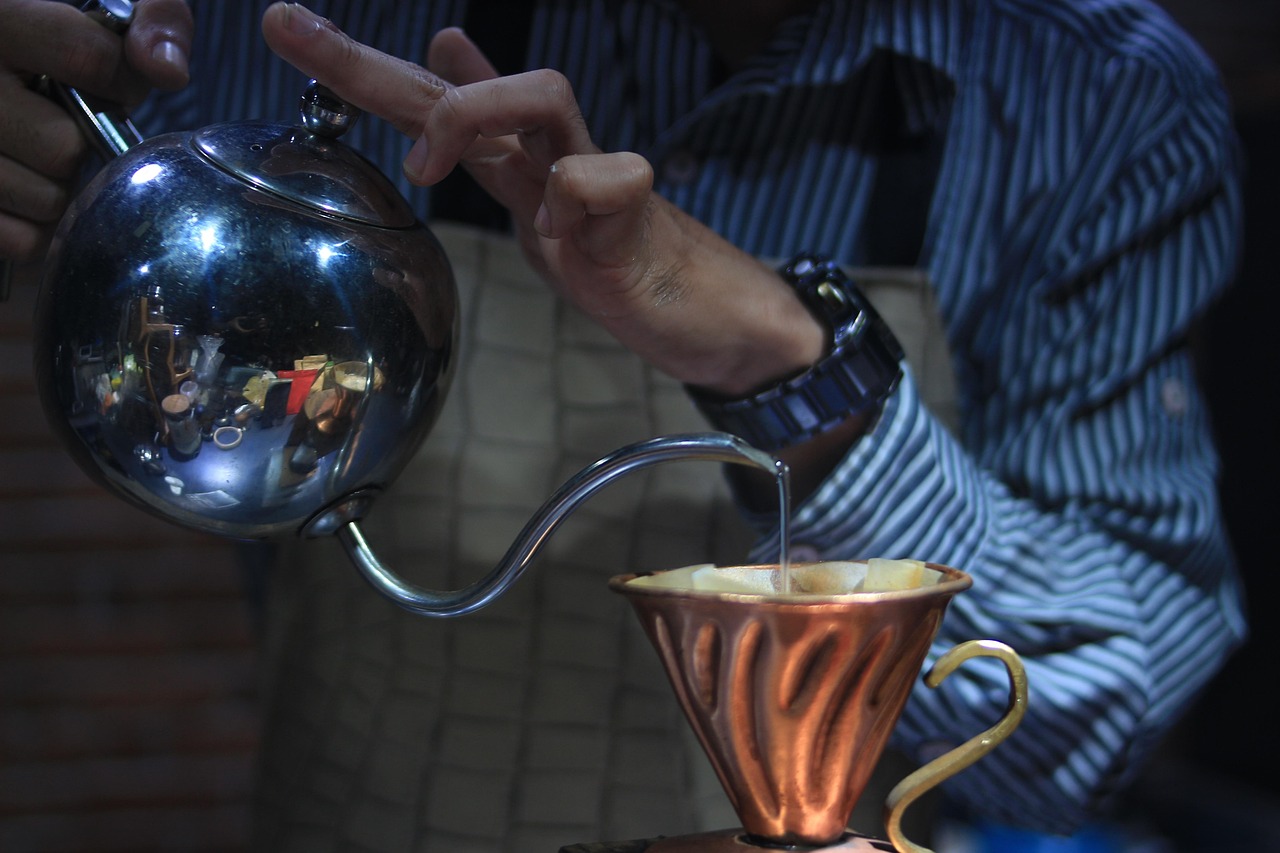 Barista menyeduh kopi manual dengan metode pour over v60
