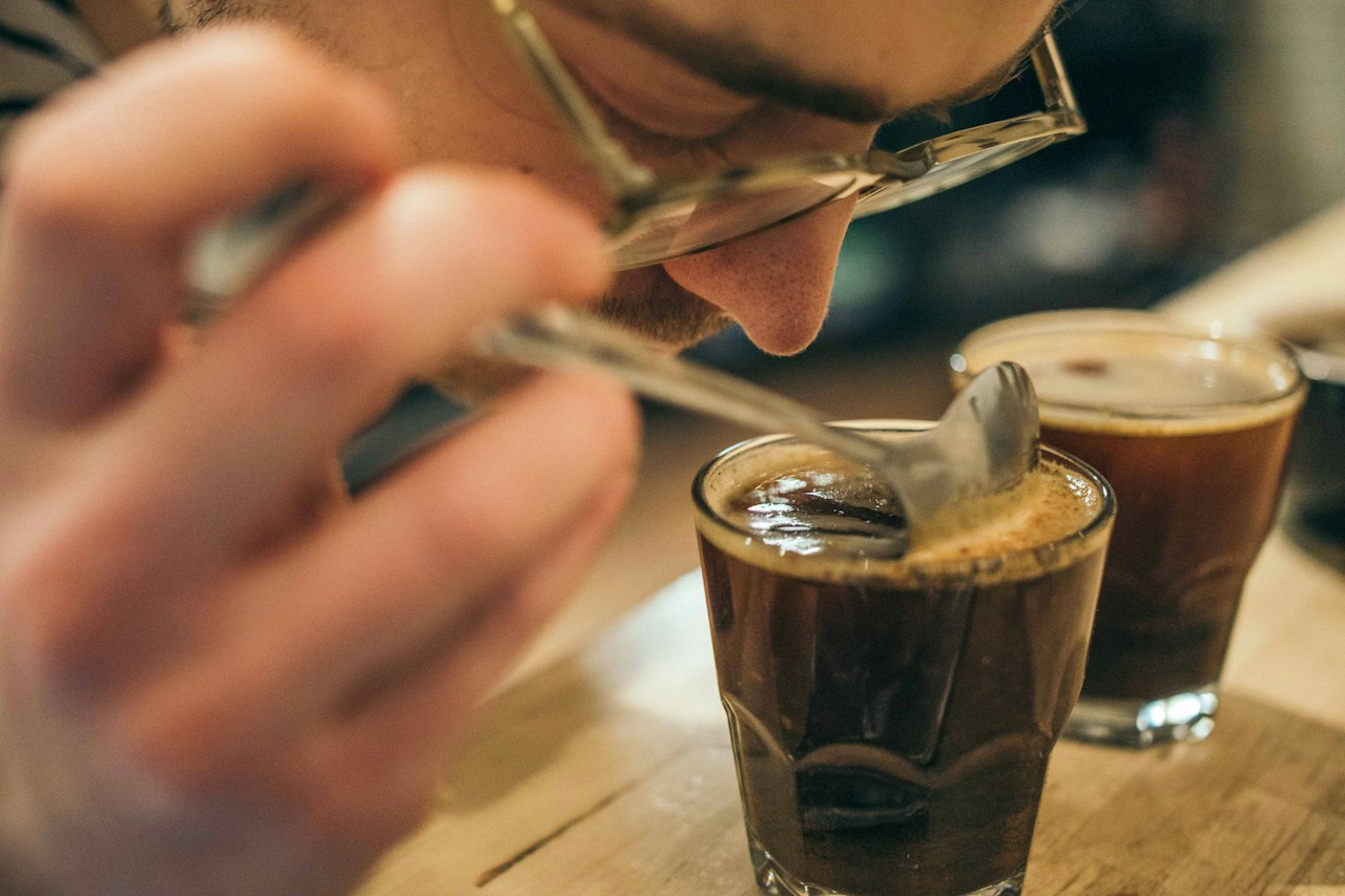 Aktivitas uji cita rasa kopi atau cupping oleh barista profesional